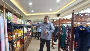 Kepala DKUM Kota Depok, Mohamad Thamrin memamerkan produk di UMKM Center.