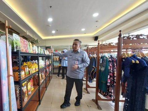 Kepala DKUM Kota Depok, Mohamad Thamrin memamerkan produk di UMKM Center.