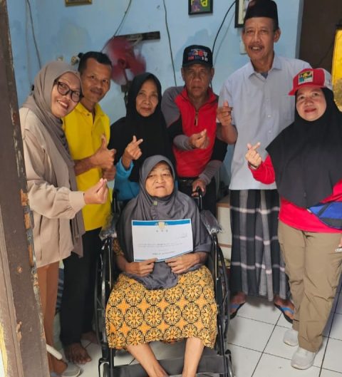 YGP Serahkan Bantuan Kursi Roda untuk Warga Tapos dan Pancoran Mas