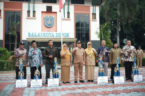 Sekda Depok Serahkan Piala dan Hadiah kepada Enam Siskamling Terbaik