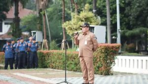 Sekretaris Daerah (Sekda) Kota Depok, Mangnguluang Mansur menjadi pembina apel pagi Aparatur Sipil Negara (ASN).