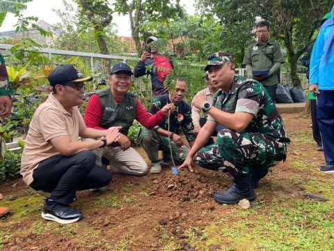 Dandim 0508/Depok Kolonel Inf Triano Iqbal (jongkok paling kanan) bersama Kepala DLHK Kota Depok Abdurrahman (baju merah) dan Camat Pancoran Mas Mustakim (baju krem) menanam pohon di Taman Maharaja. (dok. Kecamatan Pancoran Mas).