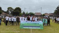 Lurah Pontir, Rengga Nugraha Rojali bersama peserta Turnamen Mini Soccer U-12. (dok. Narasumber).