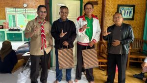 Diskarpus Kota Depok memberikan apresiasi kepada dua Aparatur Sipil Negara (ASN) yang memasuki masa purna tugas. (dok. Diskarpus Kota Depok)