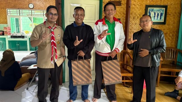 Diskarpus Kota Depok memberikan apresiasi kepada dua Aparatur Sipil Negara (ASN) yang memasuki masa purna tugas. (dok. Diskarpus Kota Depok)