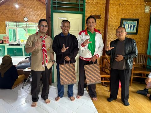 Diskarpus Kota Depok memberikan apresiasi kepada dua Aparatur Sipil Negara (ASN) yang memasuki masa purna tugas. (dok. Diskarpus Kota Depok)