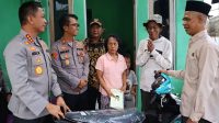 Polres Metro Depok Kapolres Metro Depok, Kombes Pol Abdul Waras sambangi rumah Suderajat, tukang es gabus sekaligus menyerahkan bantuan motor dan sejumlah uang untuk modal usaha. (dok.Polres Metro Depok).
