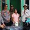 Kapolres Metro Depok, Kombes Pol Abdul Waras sambangi rumah Suderajat, tukang es gabus sekaligus menyerahkan bantuan motor dan sejumlah uang untuk modal usaha. (dok.Polres Metro Depok).