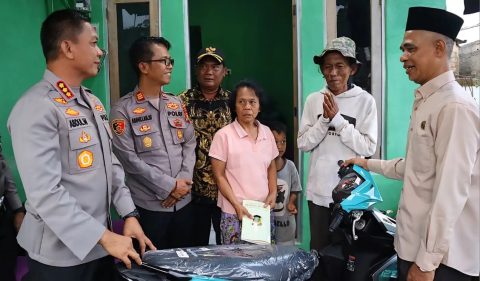 Kapolres Metro Depok, Kombes Pol Abdul Waras sambangi rumah Suderajat, tukang es gabus sekaligus menyerahkan bantuan motor dan sejumlah uang untuk modal usaha. (dok.Polres Metro Depok).