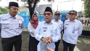 Camat Pancoran Mas, Mustakim (tengah) bersama jajarannya.