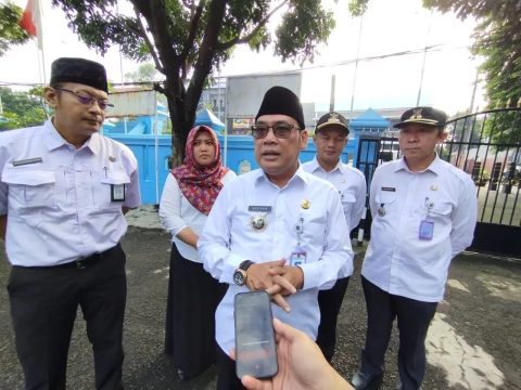 Camat Pancoran Mas, Mustakim (tengah) bersama jajarannya.