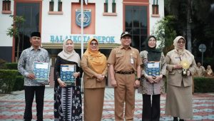 Sekda Depok Serahkan SK Pensiun kepada Tiga ASN